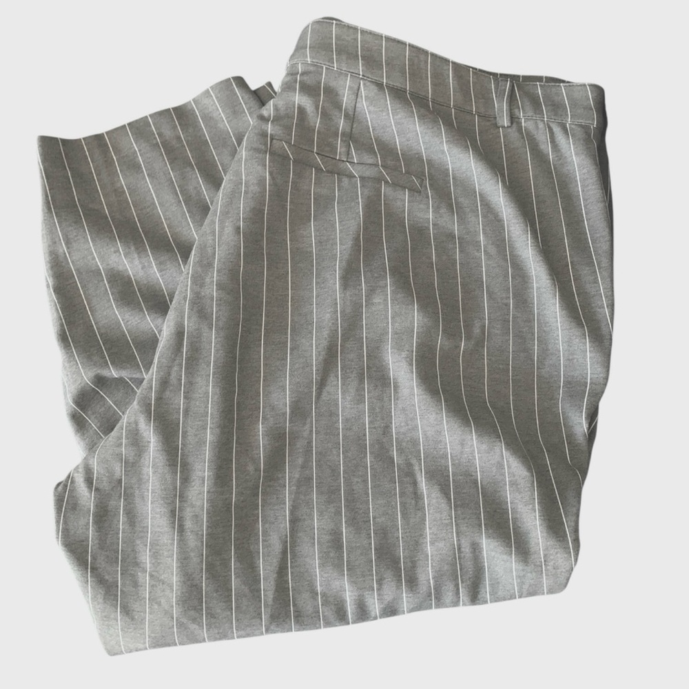 NWT Torrid Size 24S Gray & White Pinstriped Cropped Spring/Summer Pants